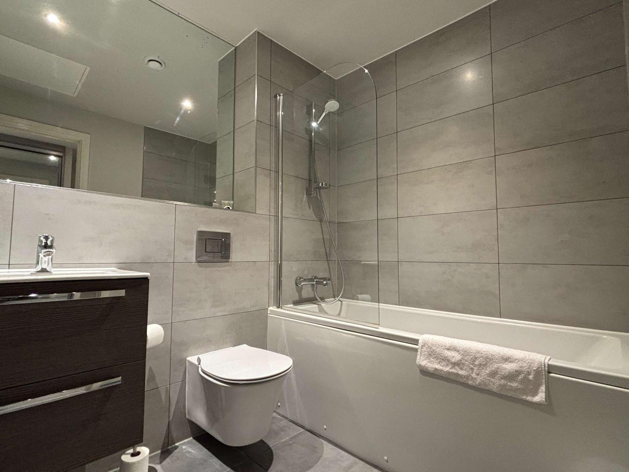 Modern Studio In Bracknell With Free Parking Экстерьер фото